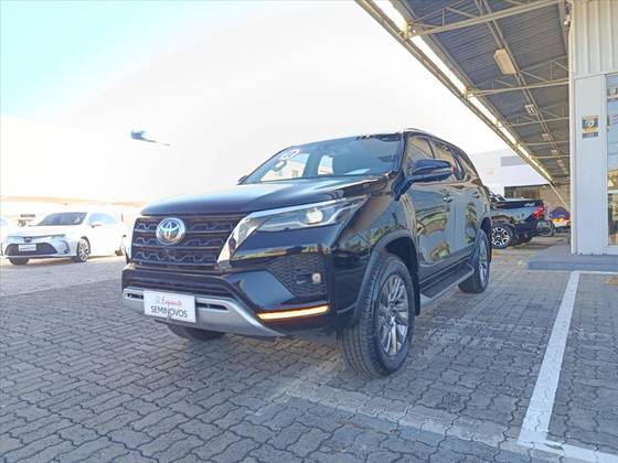 TOYOTA HILUX SW4 2.8 D-4D TURBO DIESEL SRX 7L 4X4 AUTOMÁTICO